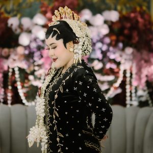 Kebaya Bludru ekor