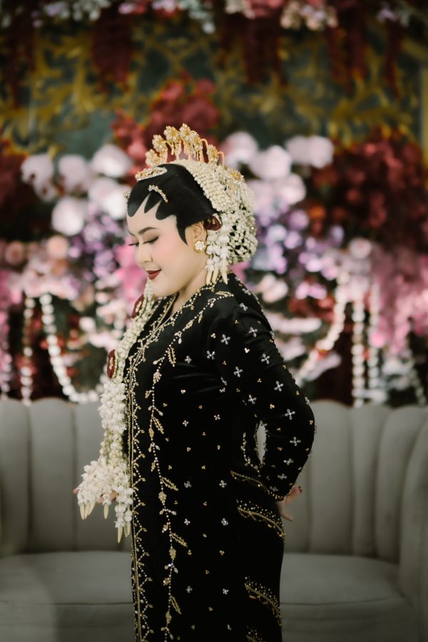 Kebaya Bludru ekor