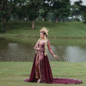 Kebaya Burgundy Salur