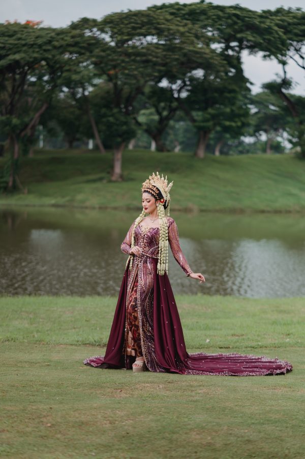 Kebaya Burgundy Salur