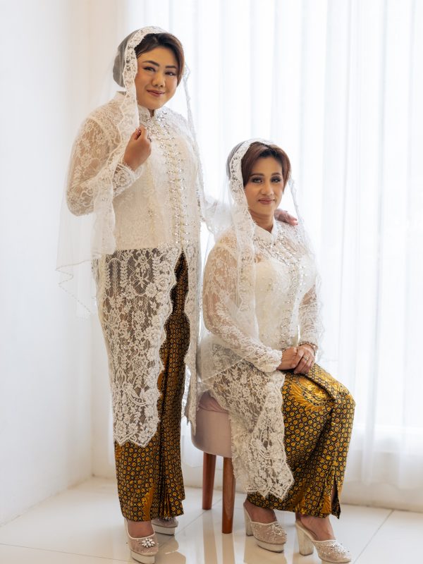 Kebaya Putih Mama Monica