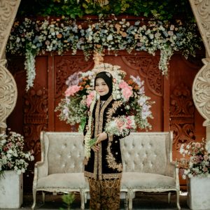 Kebaya Resepsi Bludru Simpel Koncer