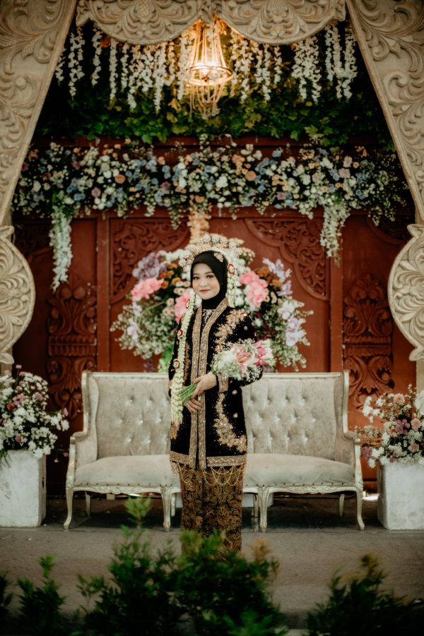 Kebaya Resepsi Bludru Simpel Koncer