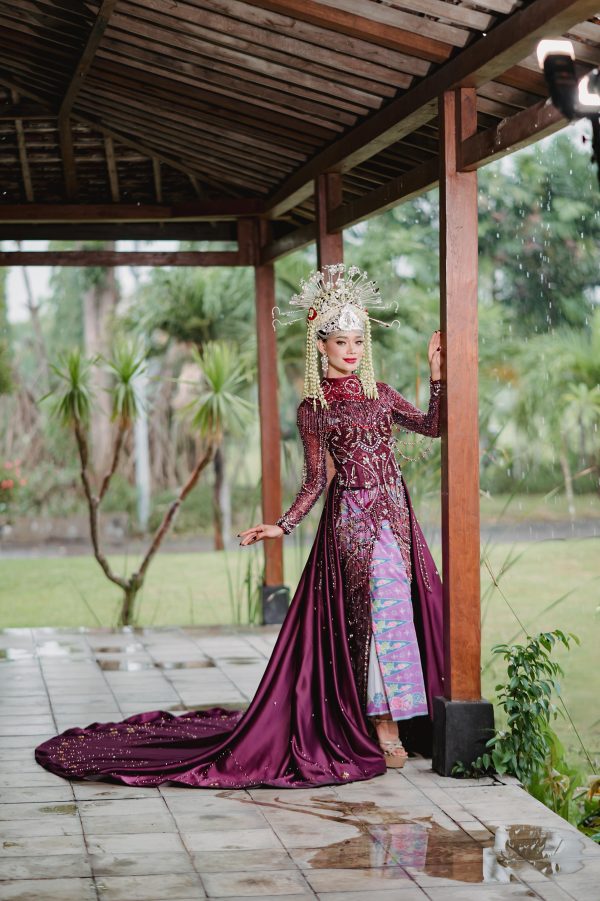 Kebaya Resepsi Burgundy Amira