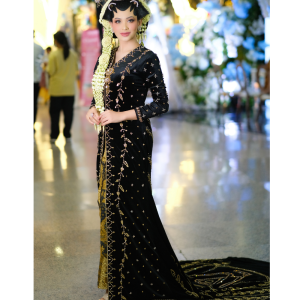 Kebaya Hitam Bludru  Ekor